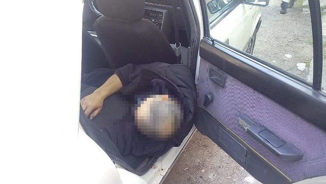 Otomobilinin Arka Koltuğunda &Ouml;l&uuml; Bulundu 2