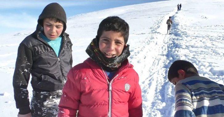 Ağrı’da Çocuklar Karın Tadını Kızaklarla Kayarak Çıkarıyor G1