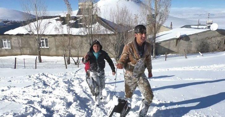 Ağrı’da Çocuklar Karın Tadını Kızaklarla Kayarak Çıkarıyor G2