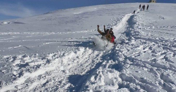 Ağrı’da Çocuklar Karın Tadını Kızaklarla Kayarak Çıkarıyor G3