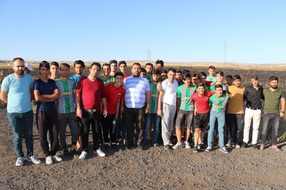 Futbolcular &Ccedil;ıkan Yangına M&uuml;dahale Etti