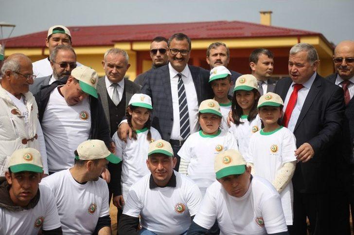 Sevgi Evleri Sakinleri İle Huzurevi Sakinleri Fidan Dikti G4