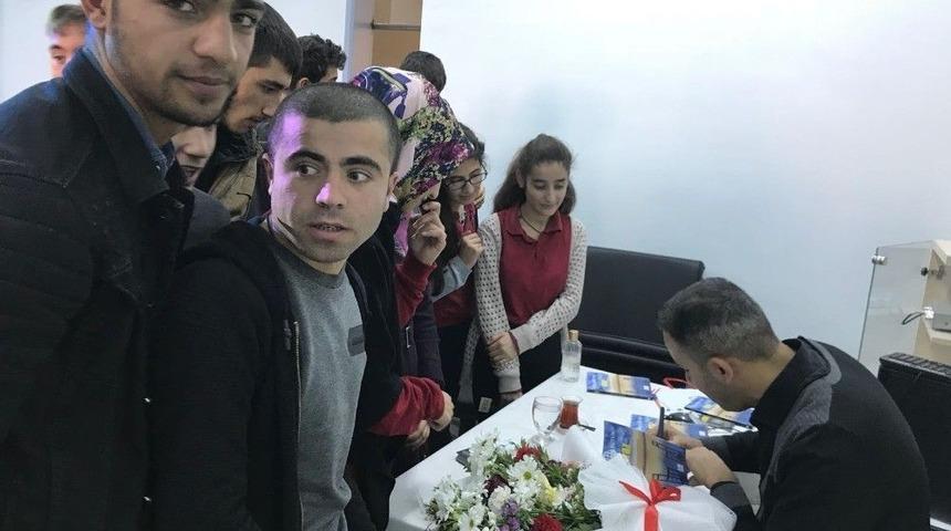 Yazar Hakan P&uuml;t&uuml;n&rsquo;den Liseli Gen&ccedil;lere Şiir Dinletisi