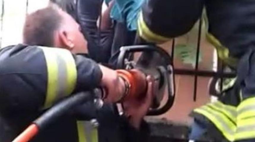 Duvardan Atlamak İsterken Korkuluk Demirleri Eline Saplandı