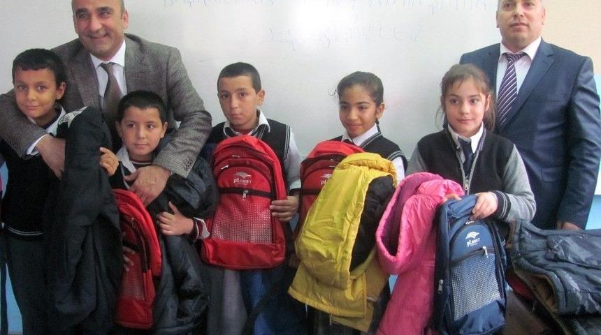 Suriyeli Ve T&uuml;rk &Ouml;ğrencilere Okul &Ccedil;antası Ve Mont