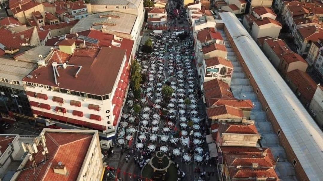Edirne&rsquo;de Kadir Gecesi&rsquo;nde 10 Bin Kişilik Dev İftar Sofrası