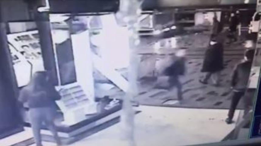 (&ouml;zel Haber) İstiklal Caddesi&rsquo;nde Panik