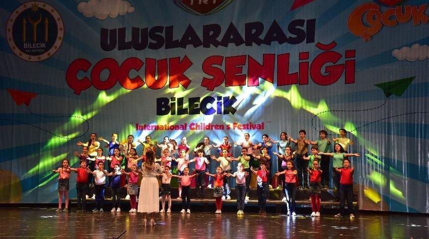 11. Uluslararası Bilecik &Ccedil;ocuk Festivali&rsquo;nde T&uuml;m D&uuml;nyaya Barış Mesajı Verildi