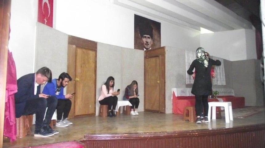 &Uuml;lk&uuml; Ocakları Uyuşturucuya Tiyatro İle Hayır Dedi