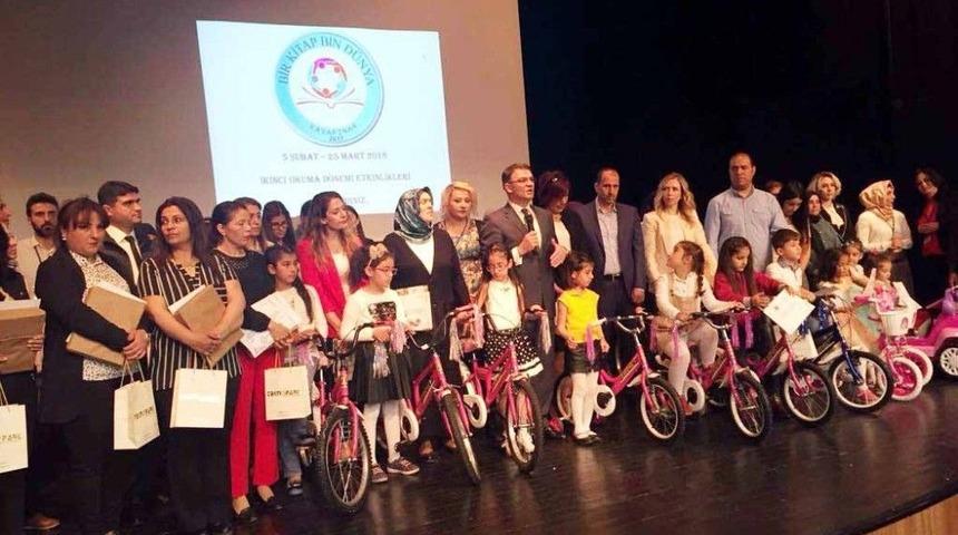 Kitap Okuma Yarışmasında Dereceye Giren &Ouml;ğrenciler &Ouml;d&uuml;llendirildi