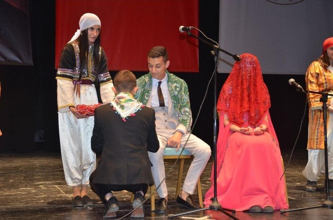 Kınalar Yakıldı, &Ccedil;iftetelli Oynandı, Pastalar Kesildi