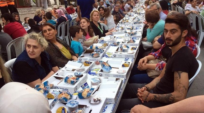 Avcılar Halkı, Geleneksel Kadir Gecesi İftarında Bir Araya Geldi