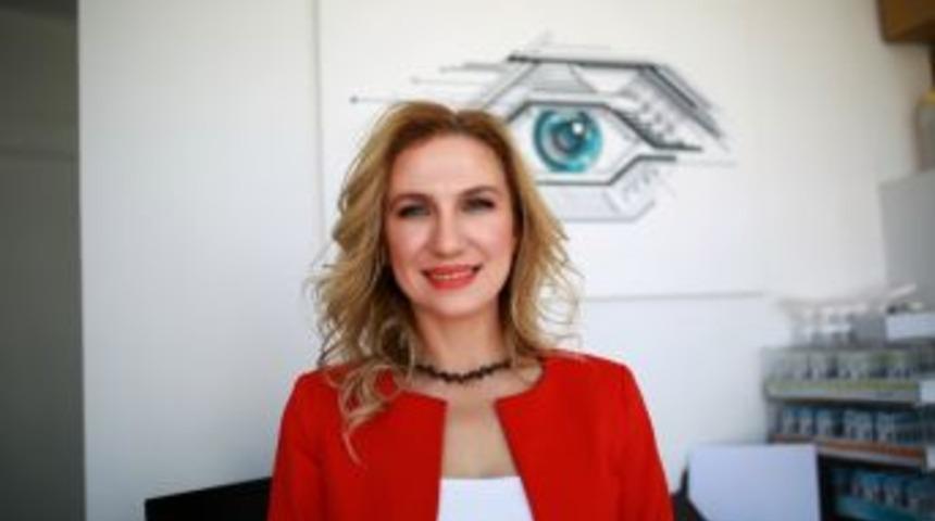 G&ouml;z &Ouml;n&uuml;nde U&ccedil;uşan Siyah Noktalara Dikkat