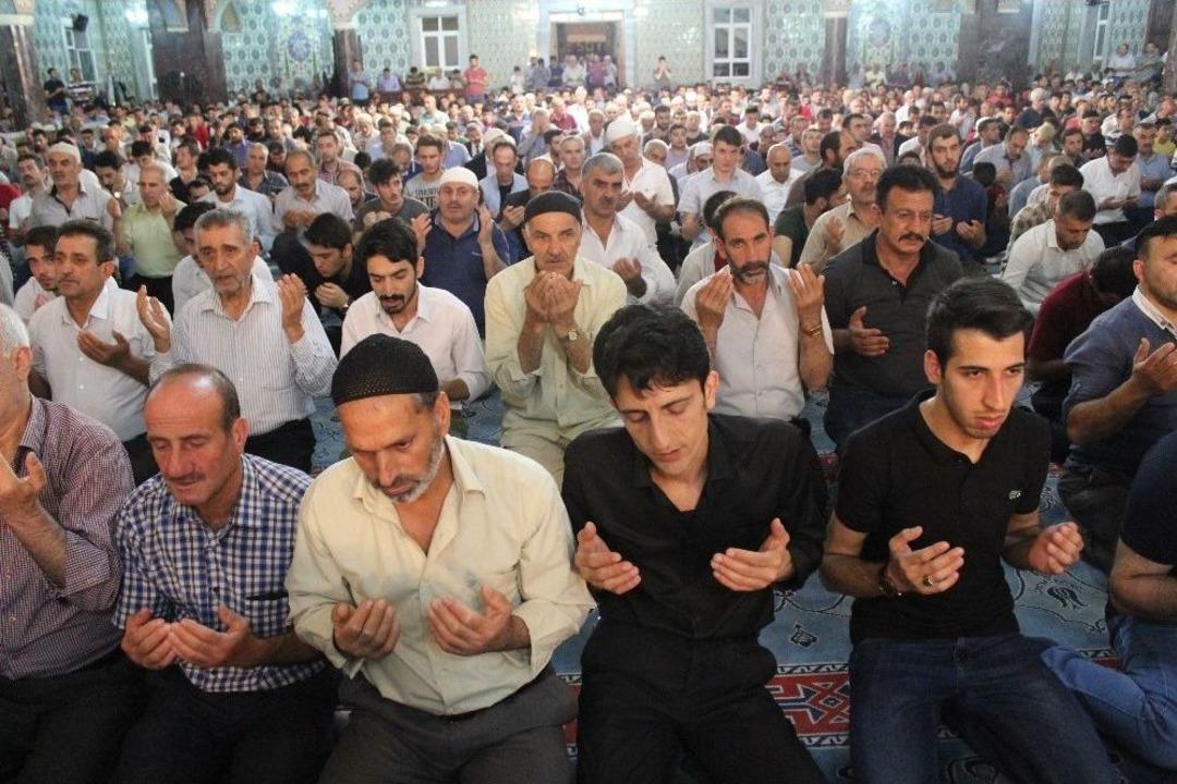 Kadir Gecesi&rsquo;nde Camiler Doldu Taştı