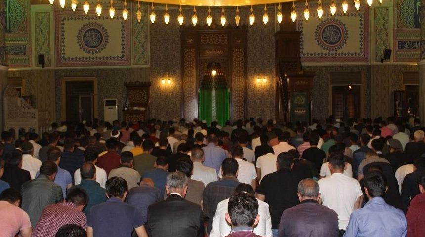 Van&rsquo;da Kadir Gecesi&rsquo;nde Camiler Doldu Taştı