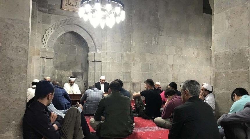 Bitlis&rsquo;te Kadir Gecesinde Vatandaşlar Camilere Akın Etti