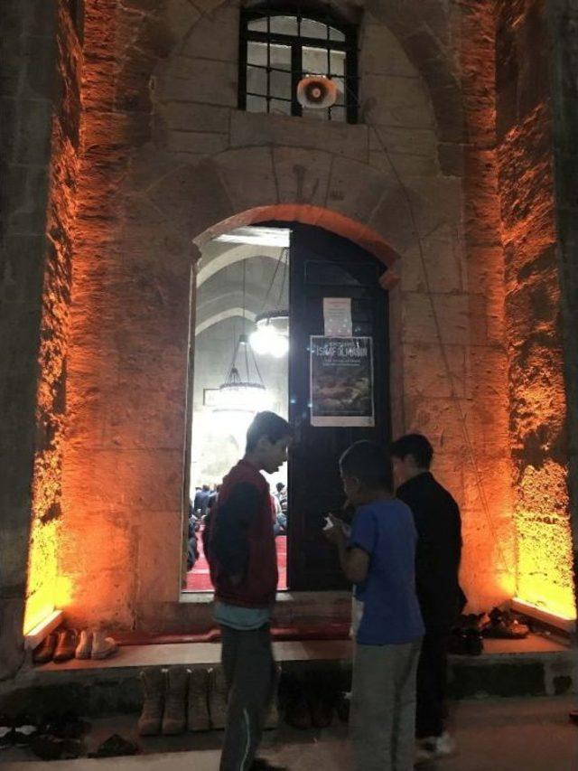 Bitlis’te Kadir Gecesinde Vatandaşlar Camilere Akın Etti