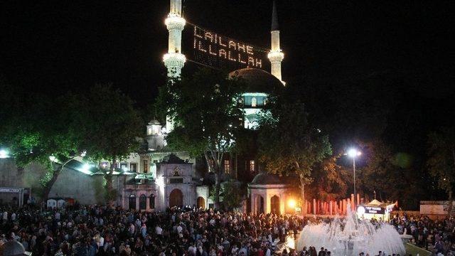 Eyüp Sultan’da Kadir Gecesi Coşkusu