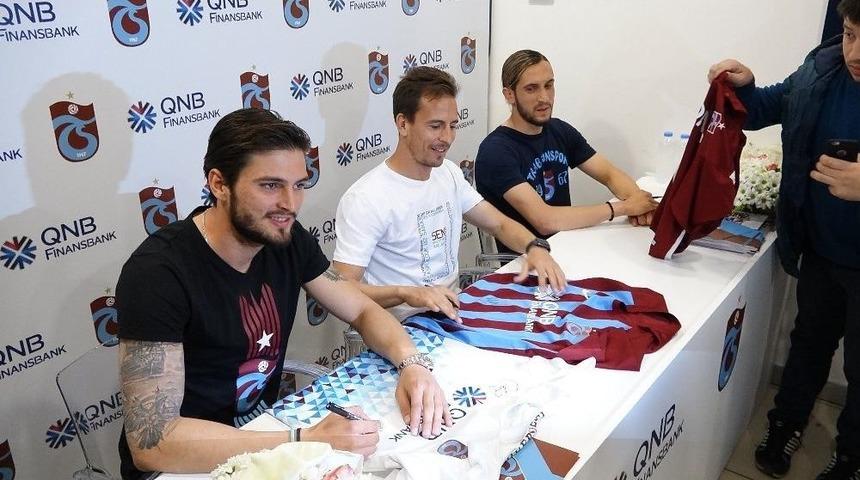 Trabzonsporlu Futbolcular İmza G&uuml;n&uuml;ne Katıldı