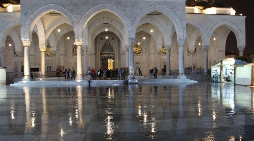 Ankara&rsquo;da Vatandaşlar Kadir Gecesi&rsquo;nde Camilere Akın Etti