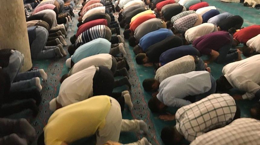 İzmirliler Kadir Gecesi&rsquo;nde Camilere Akın Etti