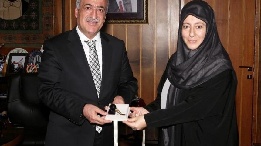 Rekt&ouml;r &Ccedil;omaklı, Mukaddes Emanetler Sergi A&ccedil;ılışına Katıldı