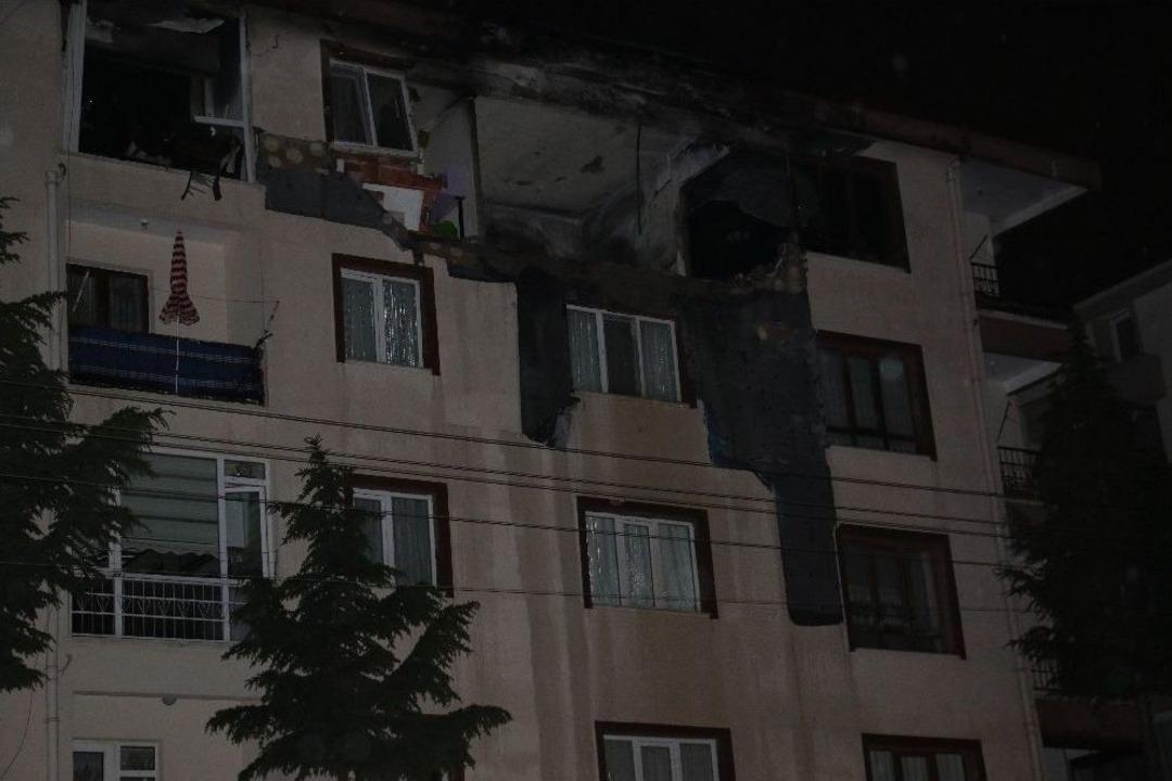 Ankara&rsquo;da Apartmanın D&ouml;rd&uuml;nc&uuml; Katına Yıldırım D&uuml;şt&uuml;