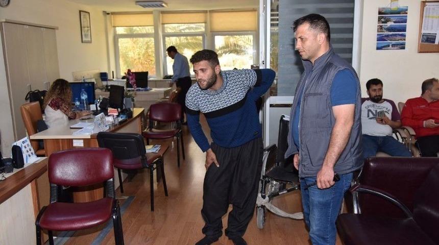 Tekerlekli Sandalyeyle Geldiği Karakolda Ayaklandı