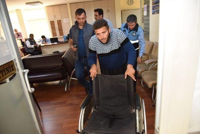 Tekerlekli Sandalyeyle Geldiği Karakolda Ayaklandı 1