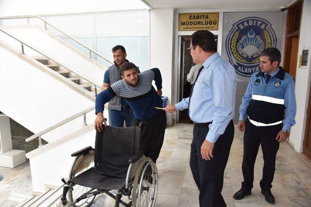 Tekerlekli Sandalyeyle Geldiği Karakolda Ayaklandı 2