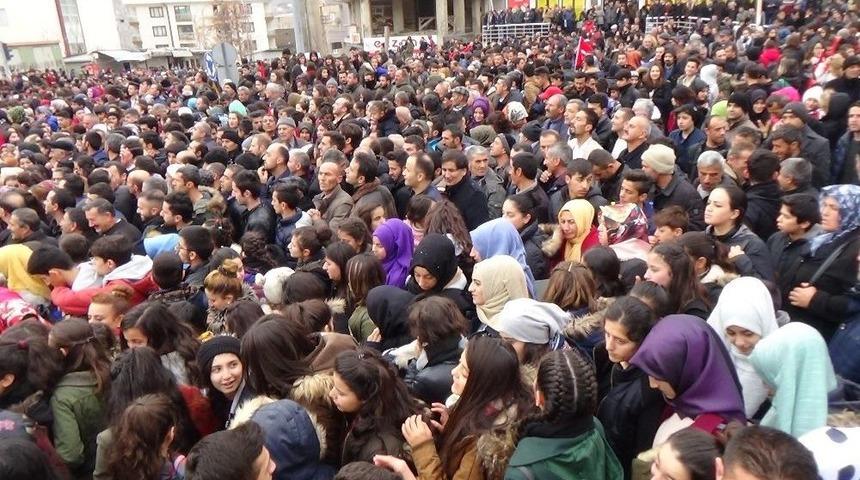 Cumhurbaşkanını G&ouml;rmek İ&ccedil;in Alana Akın Ettiler