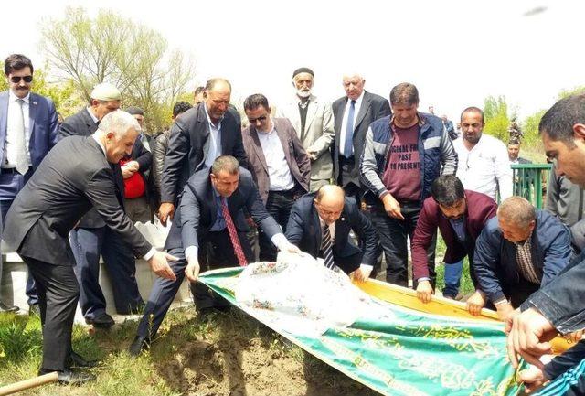 Bakan Arslan, Yeğeninin Cenaze Törenine Katıldı