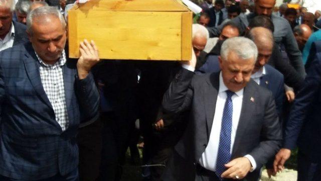 Bakan Arslan, Yeğeninin Cenaze Törenine Katıldı