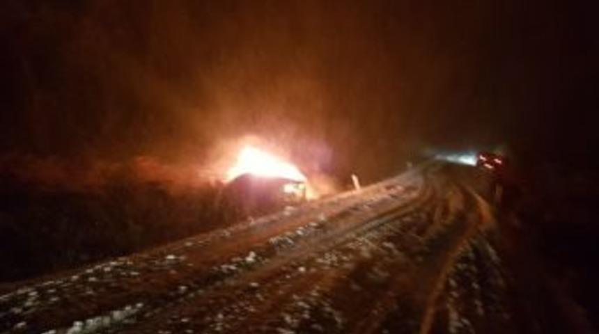 Karda Devrilip Alev Alan Otomobilde Yanmaktan Son Anda Kurtuldu