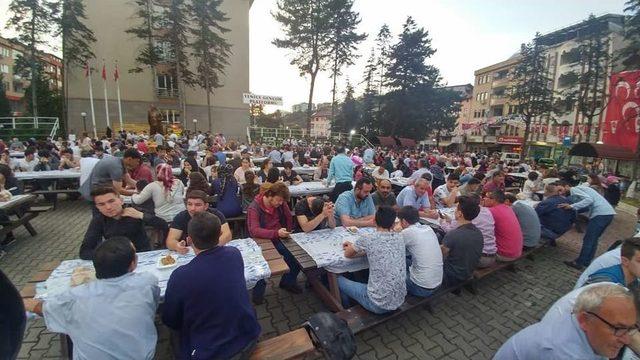 Yenice Merkez Gençliğinden Sokak İftarı