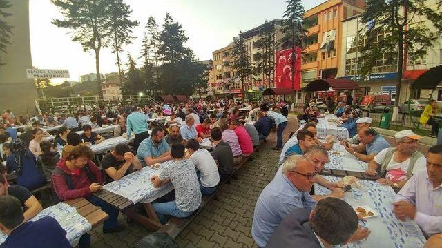 Yenice Merkez Gençliğinden Sokak İftarı