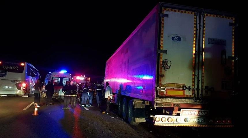 Otobanda Arıza Yapan Yolcu Otob&uuml;s&uuml;ne Tır Arkadan &Ccedil;arptı: 2 &Ouml;l&uuml;