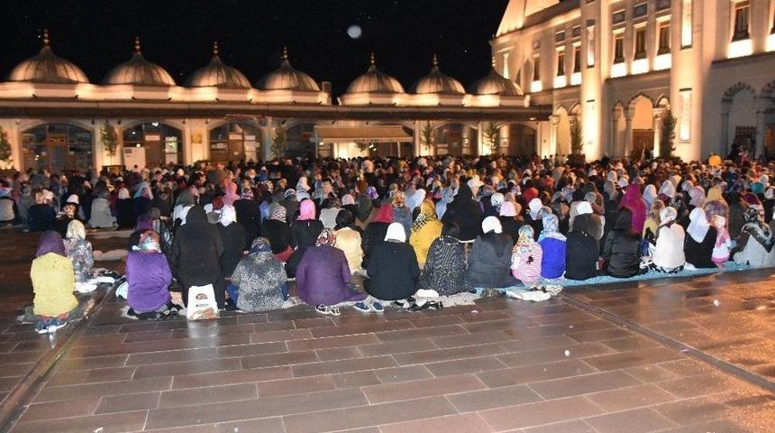 Kadir Gecesi&rsquo;nde Cemaat Yağmur Altında Namaz Kıldı