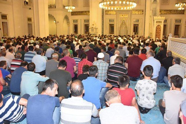 Kadir Gecesi’nde Cemaat Yağmur Altında Namaz Kıldı