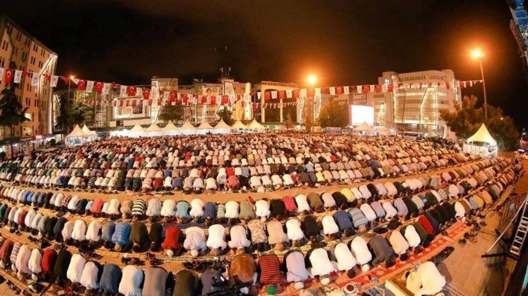 Kadir Gecesi&rsquo;nde 15 Bin Kişi Meydanda Teravihte Saf Tuttu