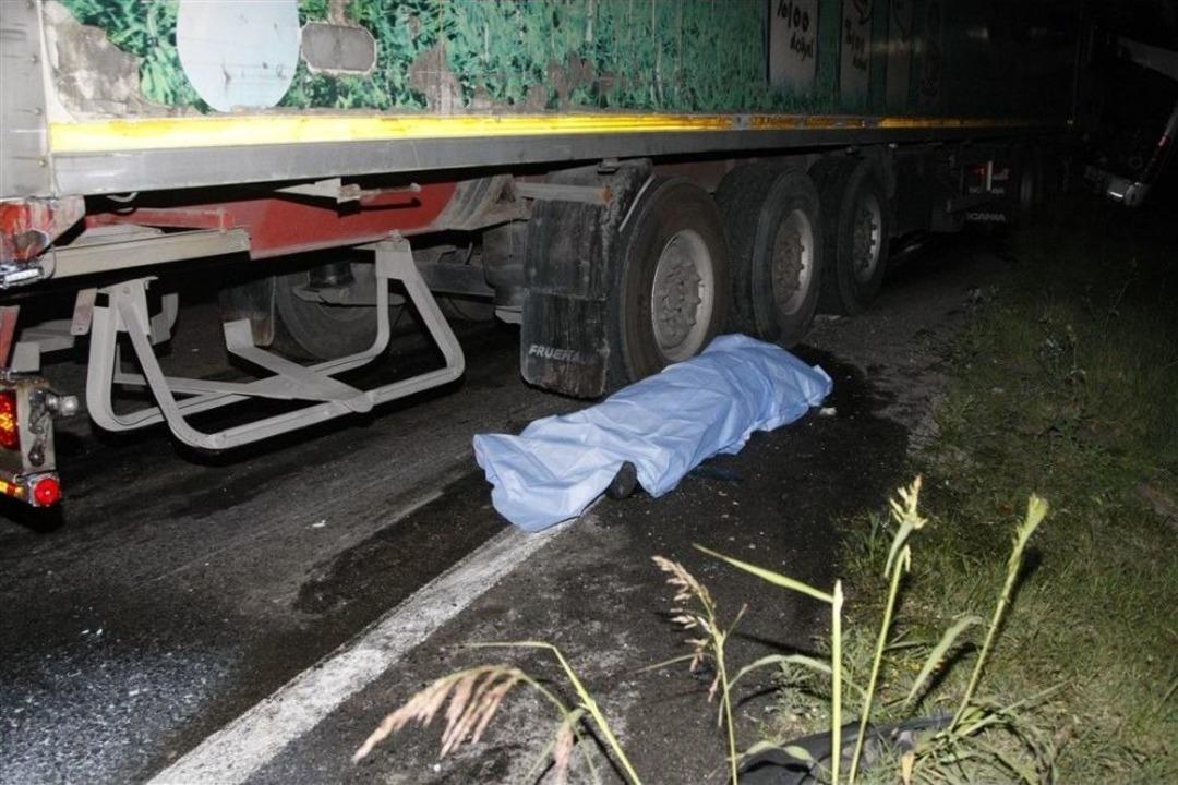 Otobanda Arıza Yapan Yolcu Otob&uuml;s&uuml;ne Tır Arkadan &Ccedil;arptı: 2 &Ouml;l&uuml;