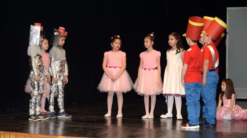 Minik Tiyatrocular H&uuml;nerlerini Sergiledi