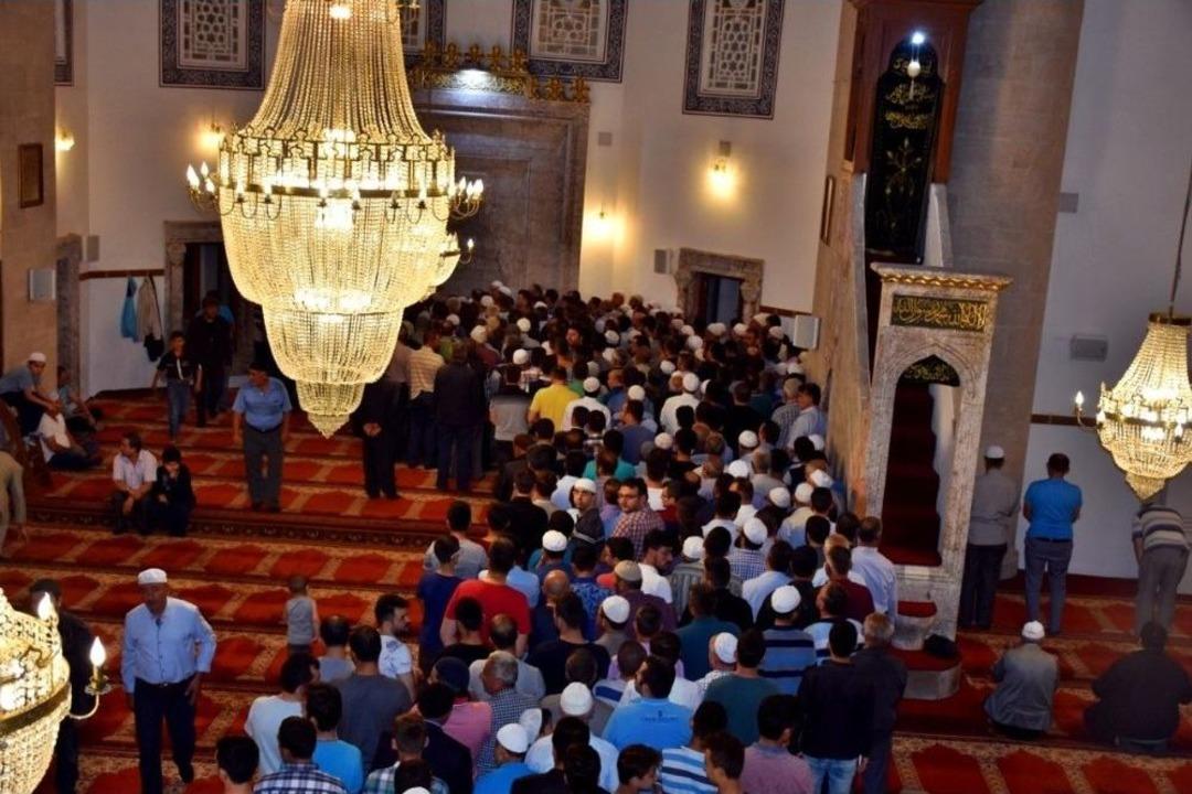 Tosya&rsquo;da Sakal-ı Şerif&rsquo;i Ziyaret Eden G&ouml;zleri G&ouml;rmeyen Yaşlı Adamdan Şok Tepki