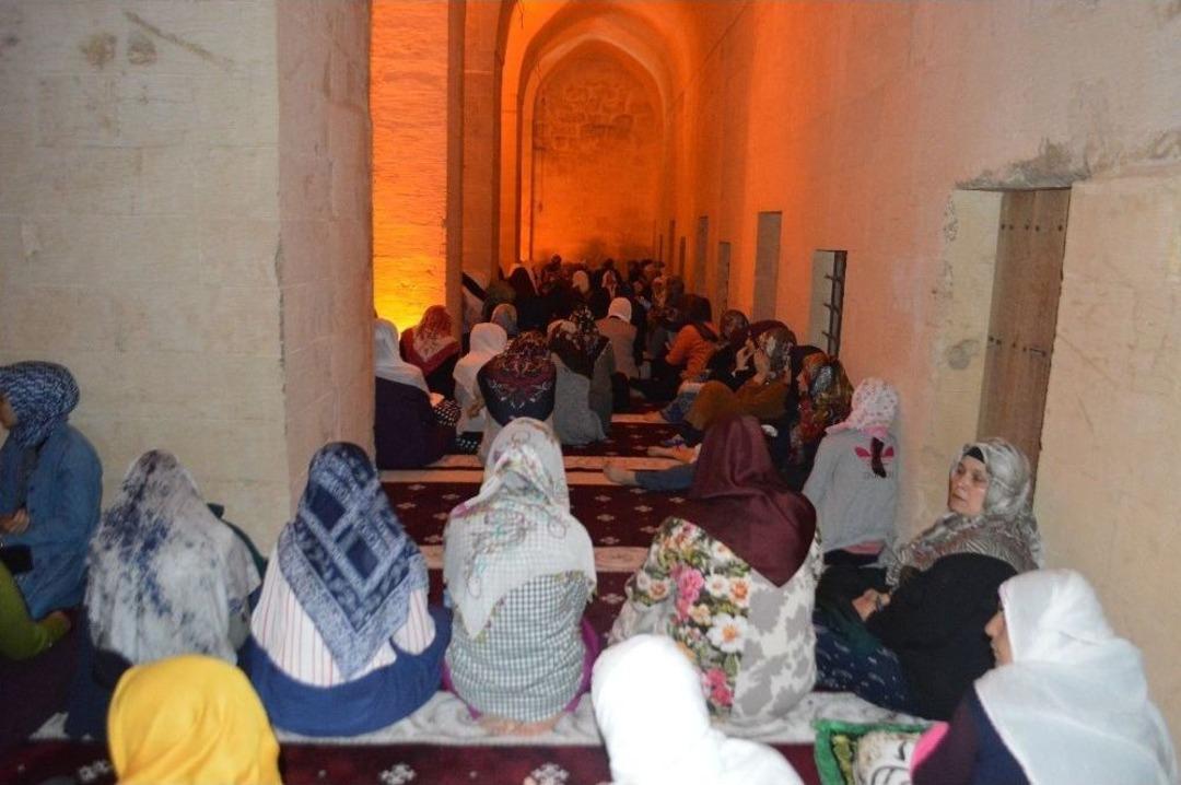 Tarihi Camiler Kadir Gecesinde Doldu Taştı