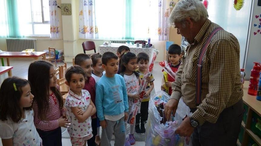 Didimli Muhtar Bu Yıl Da &Ccedil;ocukları Sevindirdi