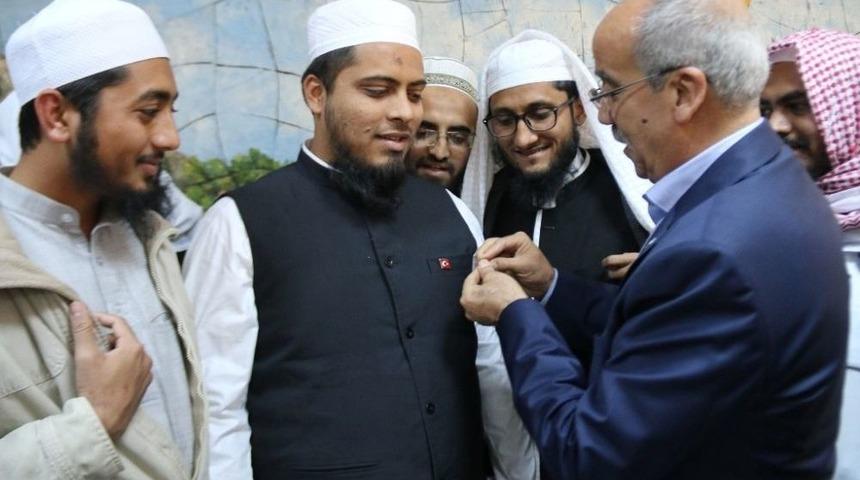 Hindistanlı Akademisyenlere T&uuml;rk Bayraklı Rozet