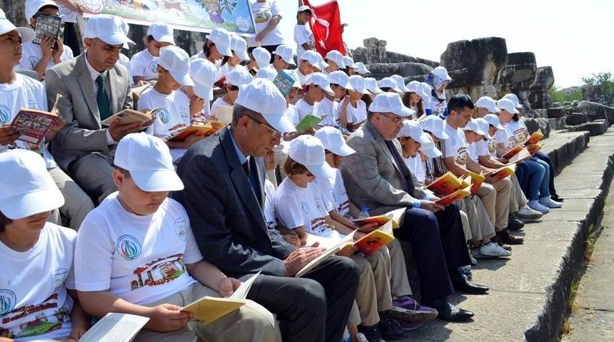 Binlerce Yıllık Tapınakta Kitap Okudular