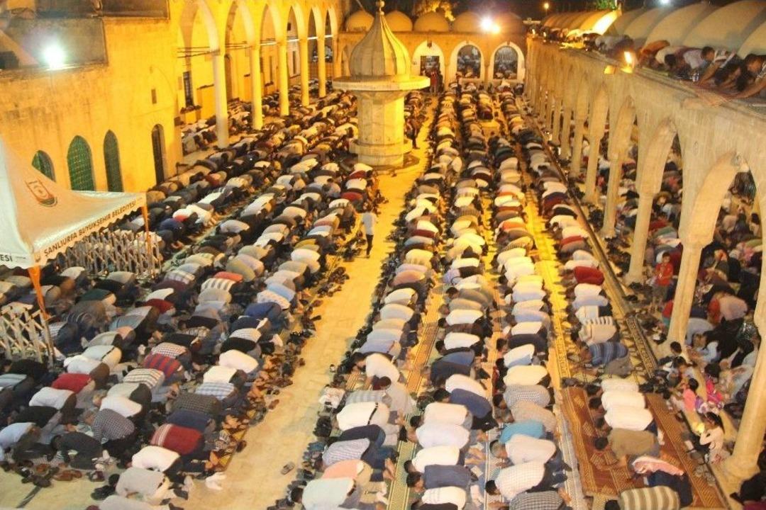 Binlerce Kişi Kadir Gecesinde Balıklıg&ouml;l&rsquo;e Akın Etti