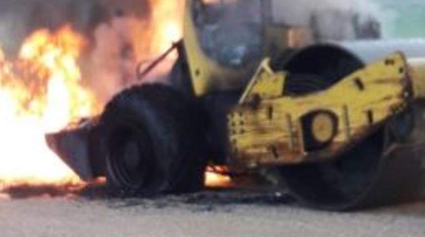 Asfalt Serimi Yapan Silindir Alev Alev Yandı