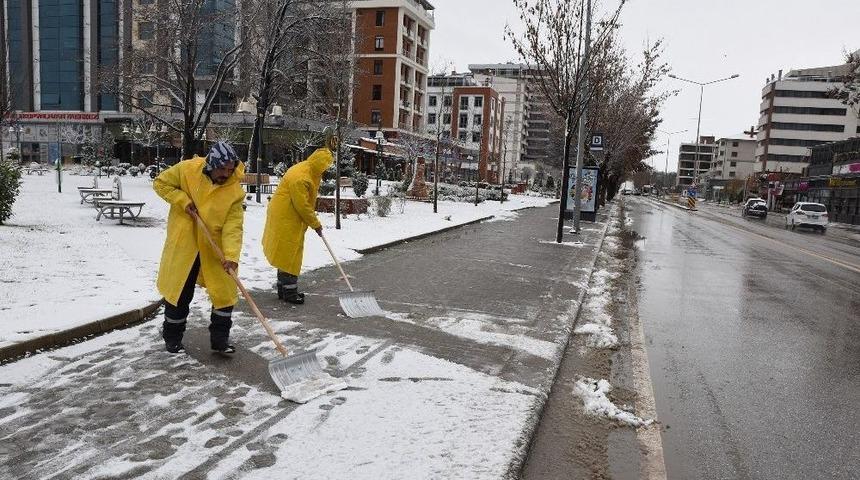 Tepebaşı&rsquo;nda Kar K&uuml;reme &Ccedil;alışmaları Başladı